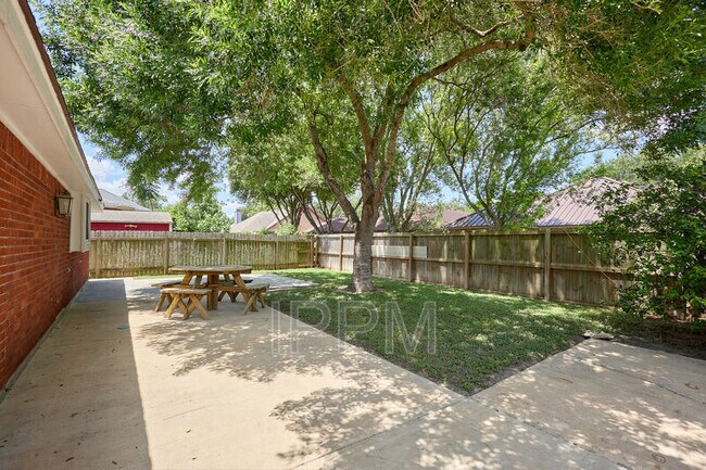 Building Photo - 2609 Thomas Ln