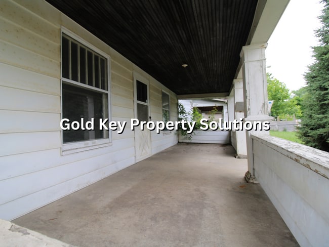 Building Photo - Updated 2 BR 1 BA House with Garage and Fe...