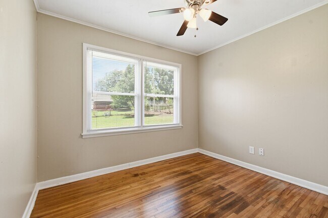 Building Photo - Charming 3 Bedroom 1 Bath near Route 66!