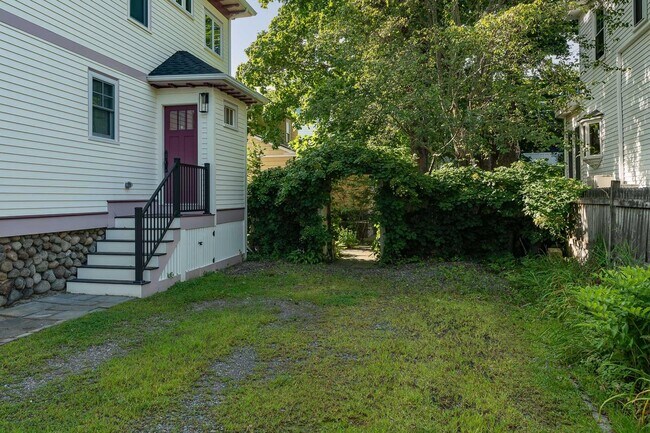 Building Photo - 160 Wibird St