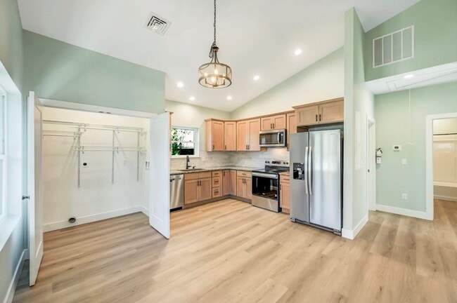 Building Photo - 515 Harrison Ave