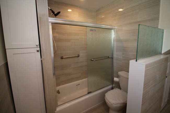 Large Bathroom - 451 2nd St