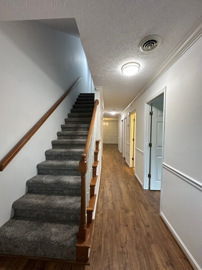 Building Photo - 2 Bedroom / 2 Bath Brick Condo - Bristol, TN