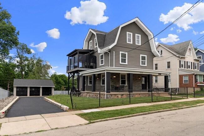 Building Photo - 660 Loraine St