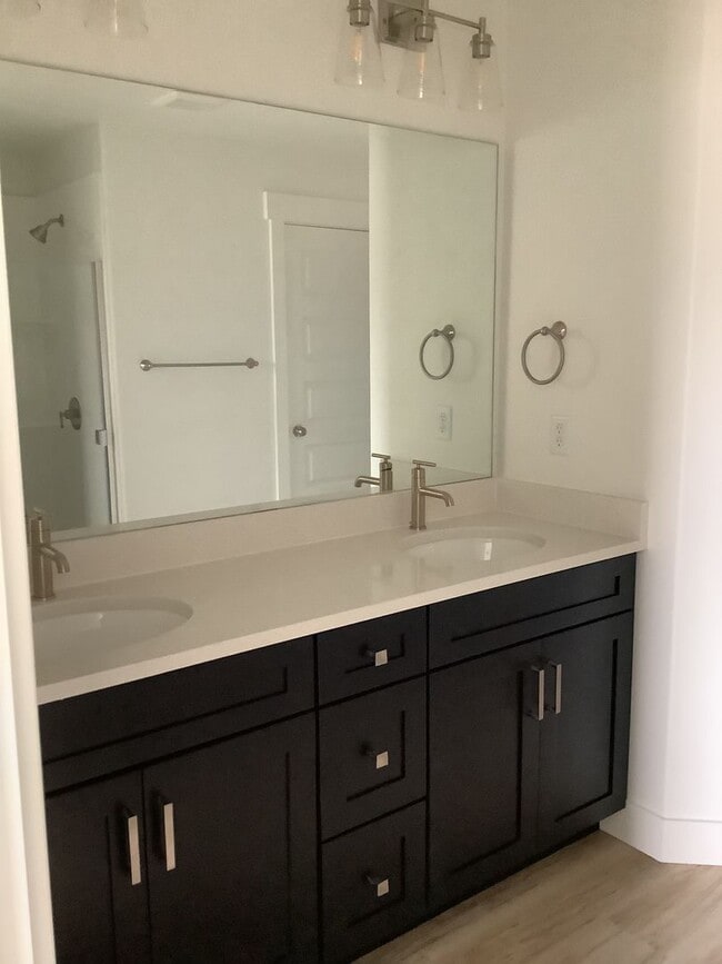 Building Photo - FREE FIRST MONTH'S RENT - New Construction Townhome Located in Prime Saratoga Springs Location.