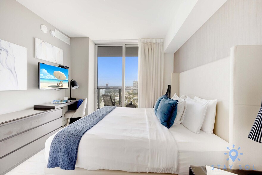 Building Photo - 4010 S Ocean Dr