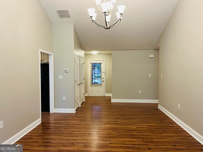 Building Photo - 5750 Crest Hill Dr NE