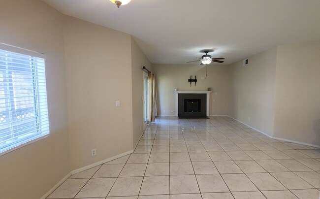 Building Photo - Amazing 2 story 4 bedroom home in Simi Val...