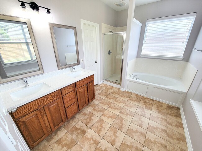 Building Photo - 17207 Mossbriar Ln