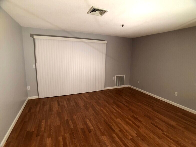 Living Room - 108 Hunters Run Pl