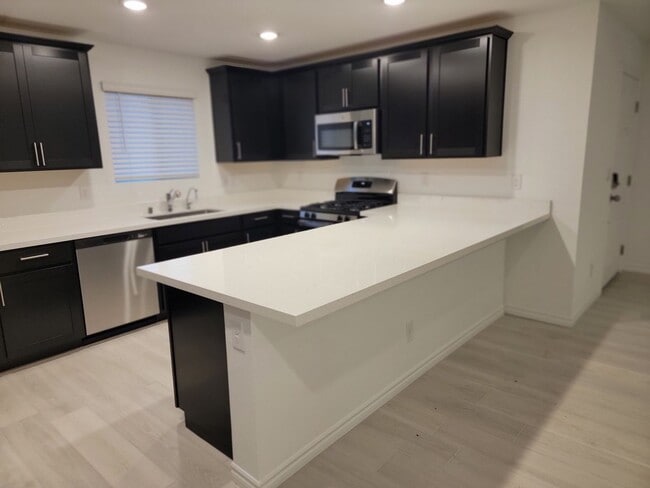 Building Photo - Stunning  4 Bedroom Townhome
