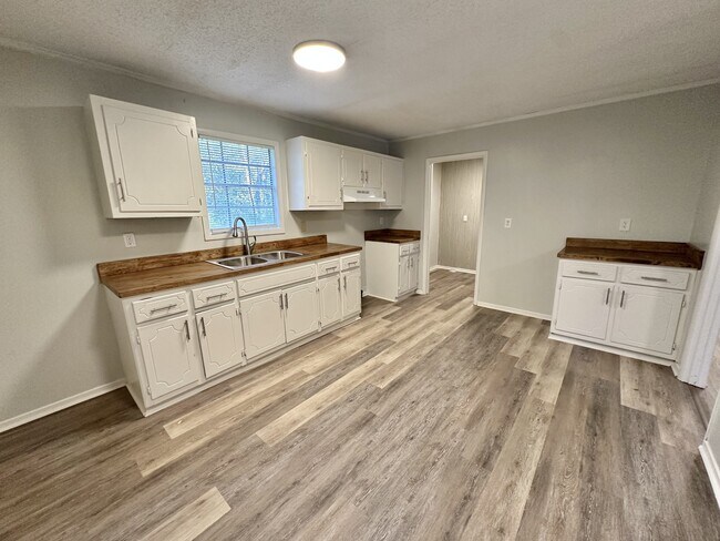 Building Photo - 724 Illinois Rd