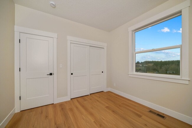 Building Photo - 3Bd/2Ba Single Story Home - Available earl...