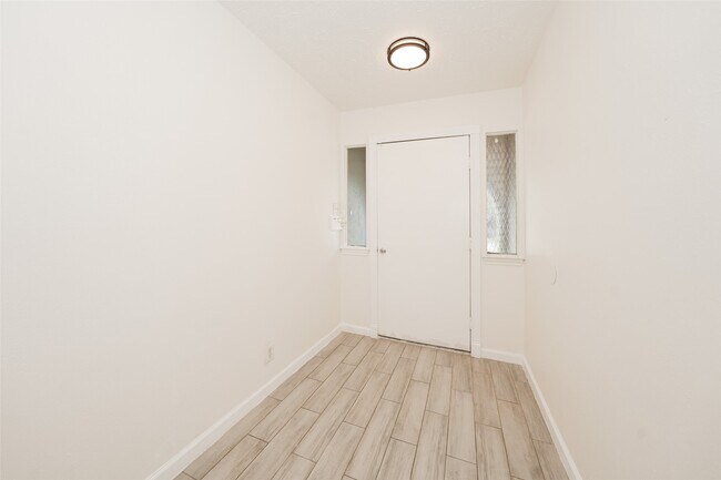 Building Photo - 5375 Little John Ln