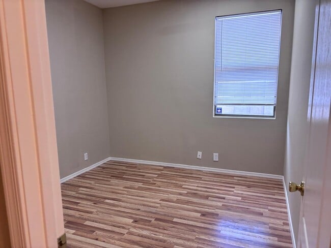 Building Photo - 2720 E Hulet Dr