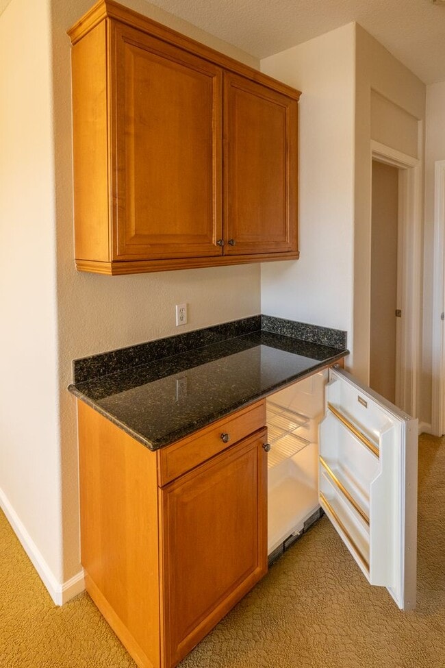 Building Photo - Beautiful 3 bedroom townhouse that is conveniently located