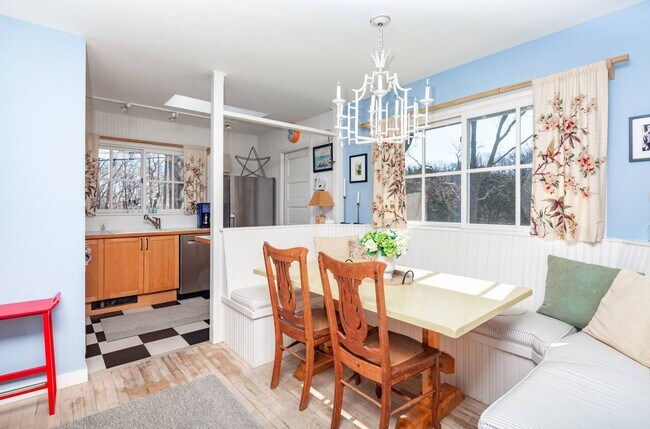 Building Photo - 1137 Springs Fireplace Rd