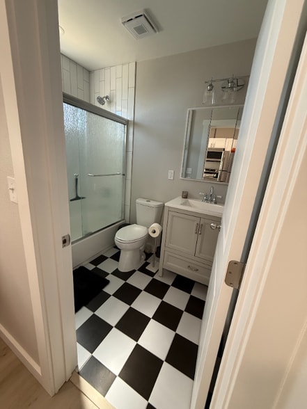 Building Photo - 3013 W Lakeside Dr