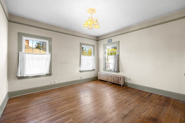 Building Photo - 2004 Hillcrest Rd