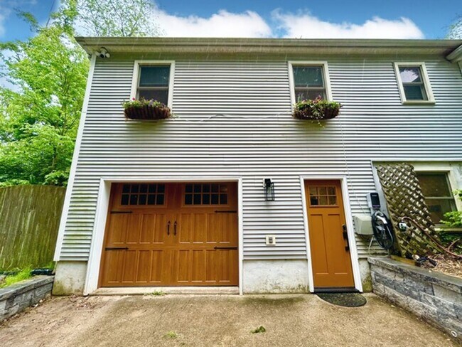 Building Photo - Beautifully renovated 4BR/3BA rambler with wraparound porch and garage