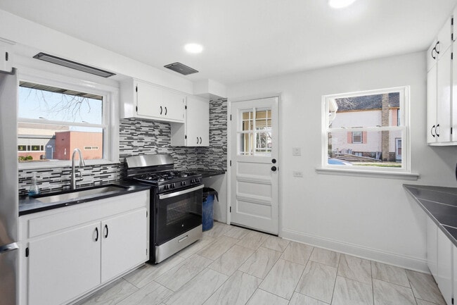 Building Photo - 3410 Calwagner St