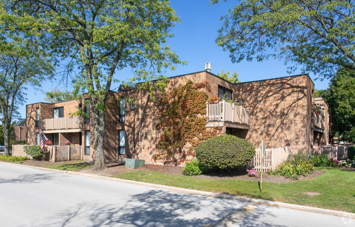Village Grove Apartments 62 Elk Grove Village