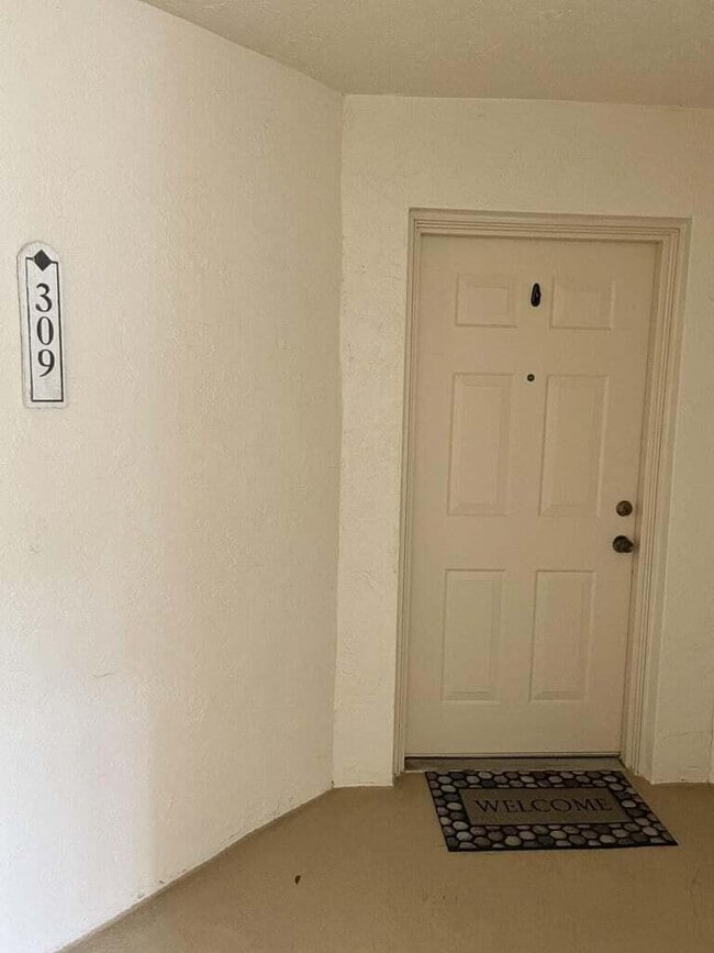 Building Photo - 300 Crestwood Ct N