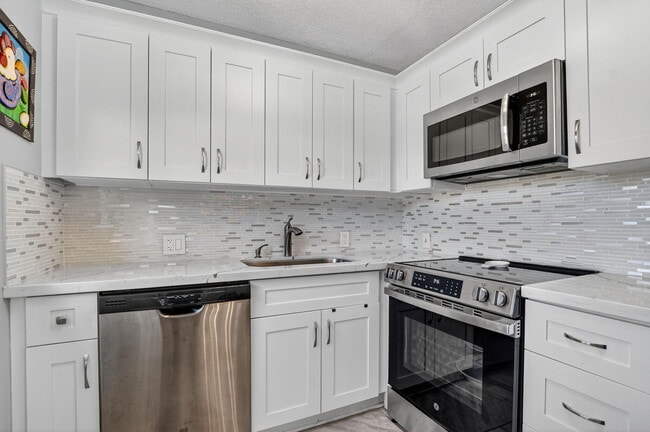 Primary Photo - 585 Mansfield M