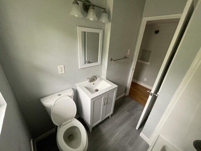 Building Photo - 258 Cresham Dr