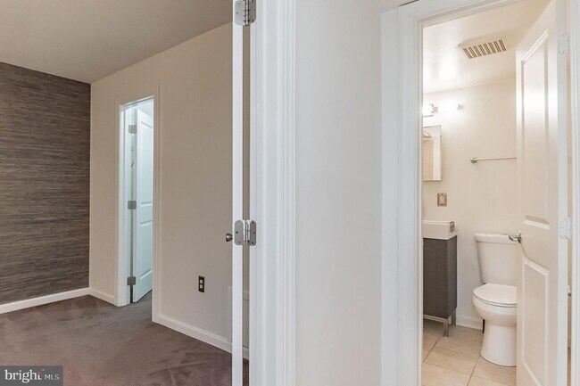 Building Photo - Modern 2-Bedroom Apartment with In-Unit La...