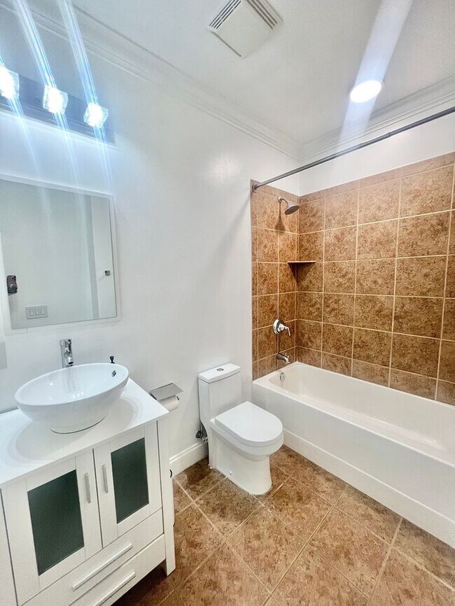 Building Photo - Mayfaire Townview 3rd floor 2BR unit with ...