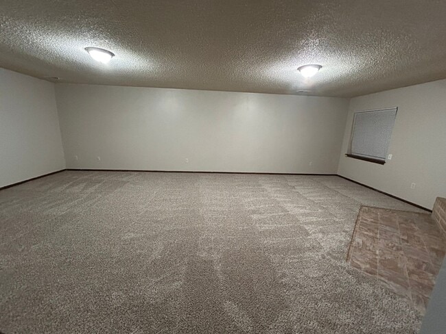 Building Photo - Spacious 3 Bedroom, 2 Bath Duplex