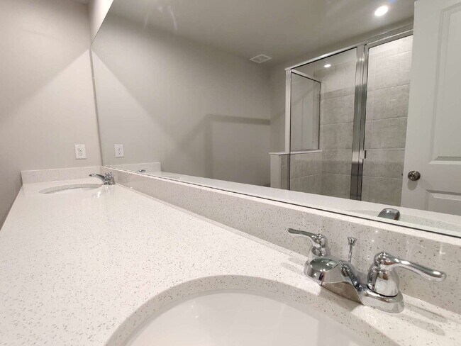Building Photo - Beautiful 3-Bedroom Townhome in Gated Avea Pointe