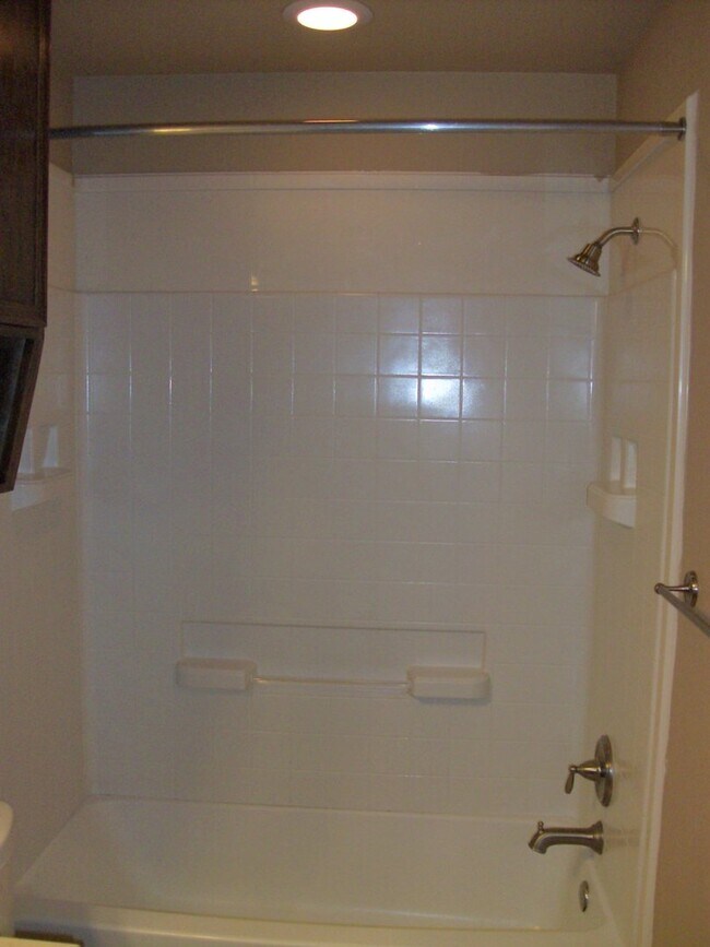 Building Photo - Beautiful 3 bed/2 bath Duplex off of Bunny Trail