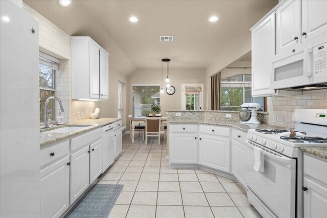 Building Photo - 920 Savanna Ln