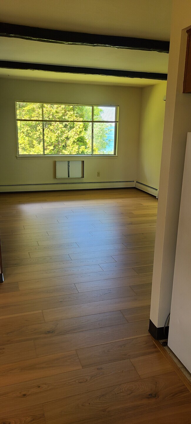 Building Photo - 1073 Sheridan Rd