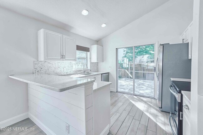 Building Photo - 303 D St