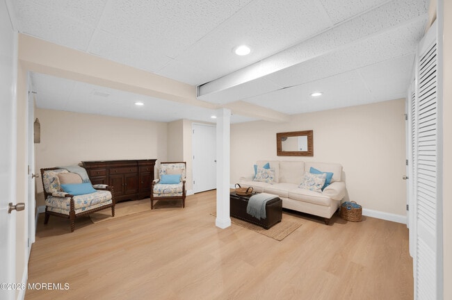 Building Photo - 227 Club Dr