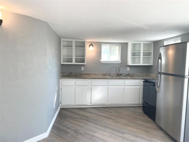 Building Photo - 7515 Bayway Dr