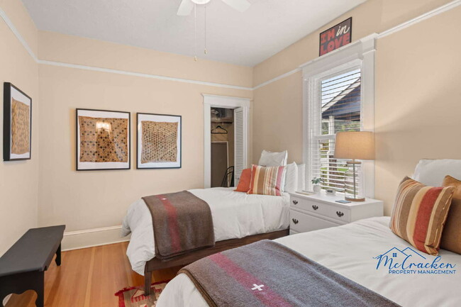 Building Photo - Charming 2-Bedroom Cottage with Modern Com...