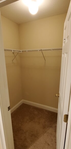 Building Photo - 807 W Longleaf Dr