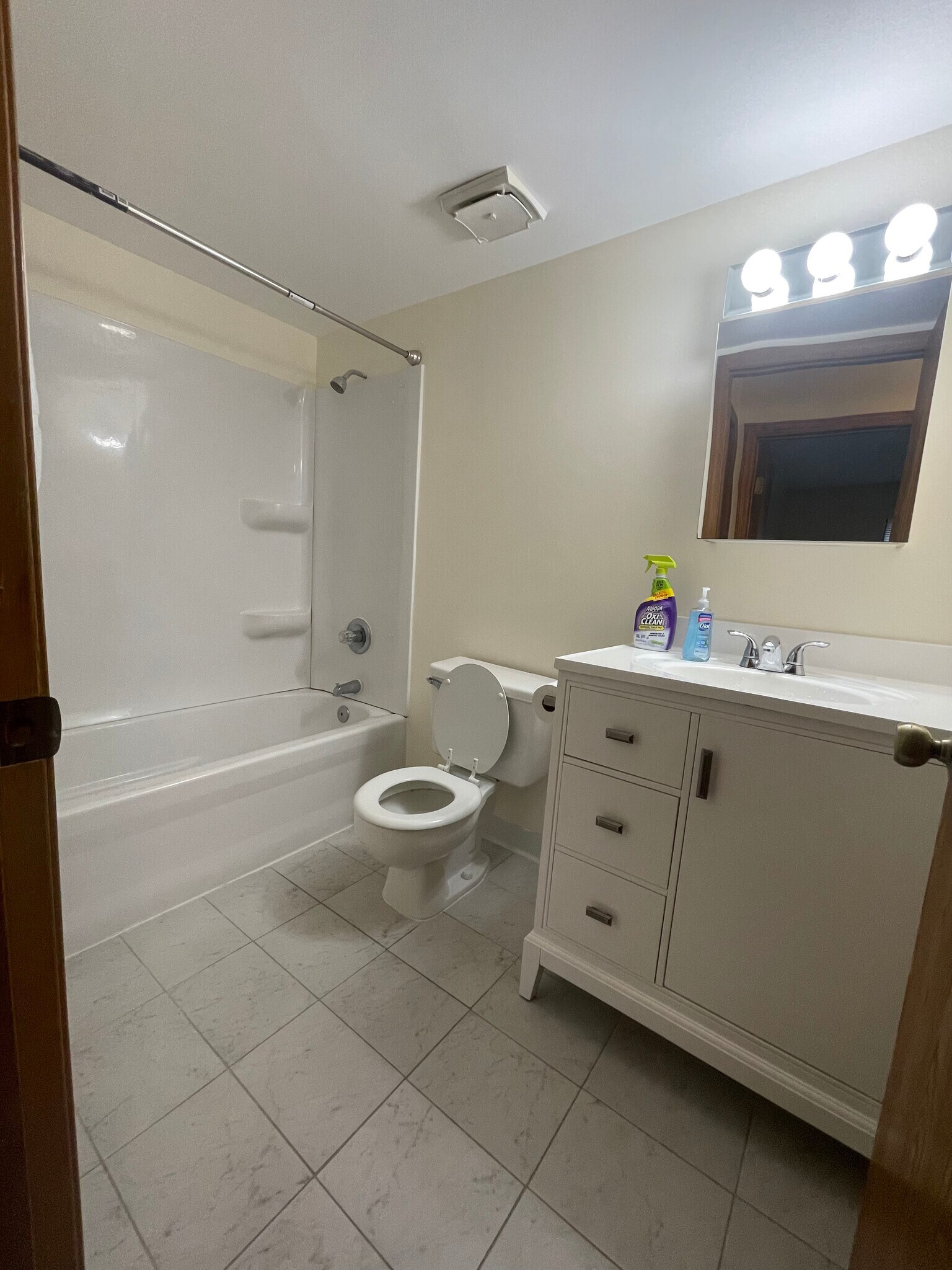 Full Bathroom - 44 Providence Dr