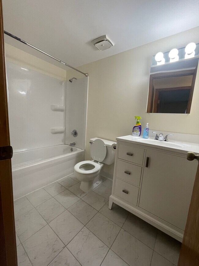 Full Bathroom - 44 Providence Dr