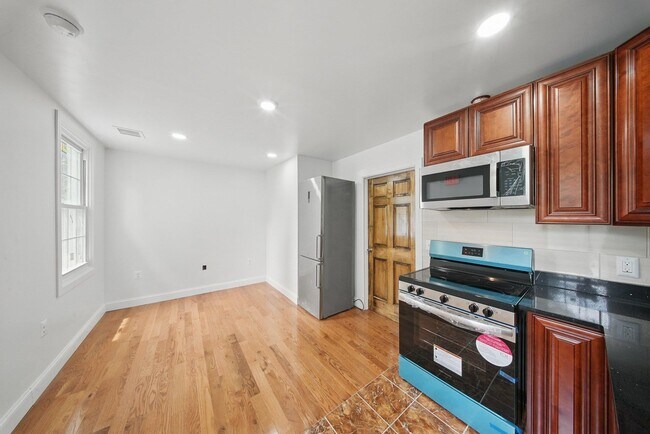 Building Photo - 14 Yankee Pl