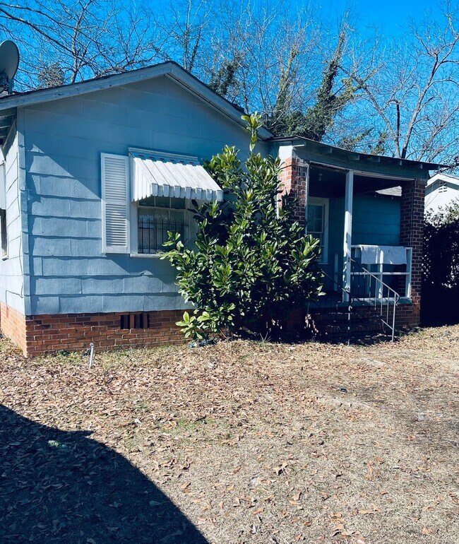 Building Photo - Charming 3 bedroom 1 bath with plenty of open space!