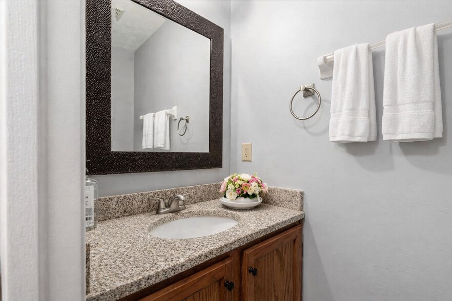 Building Photo - 8635 Oak Creek Dr