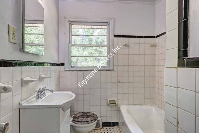 Building Photo - 2634 Tredway Dr