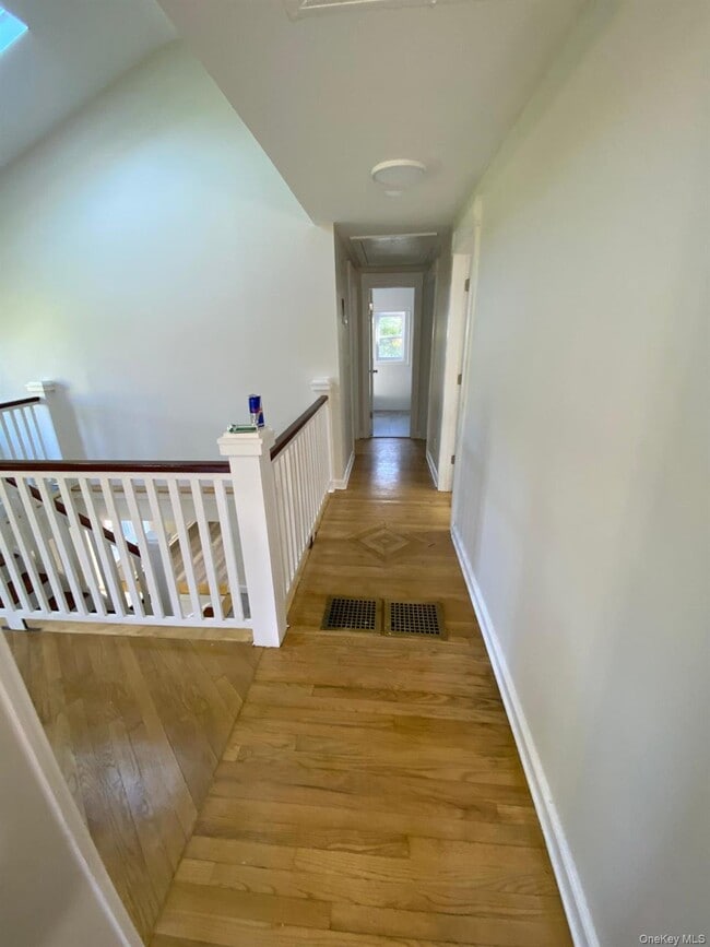 Building Photo - 459 Clove Rd