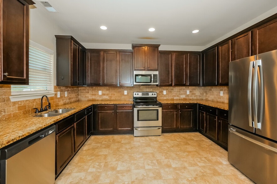Building Photo - 917 Piedmont Dr