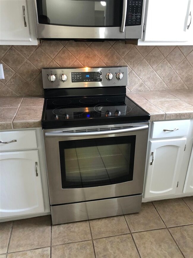 Building Photo - 315 Lakebend Dr